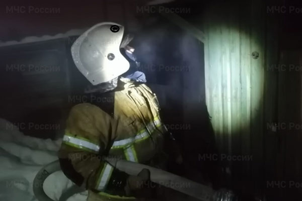 Накануне рано утром в Сысерти сгорел частично расселенный дом Накануне рано утром в Сысерти сгорел частично расселенный дом