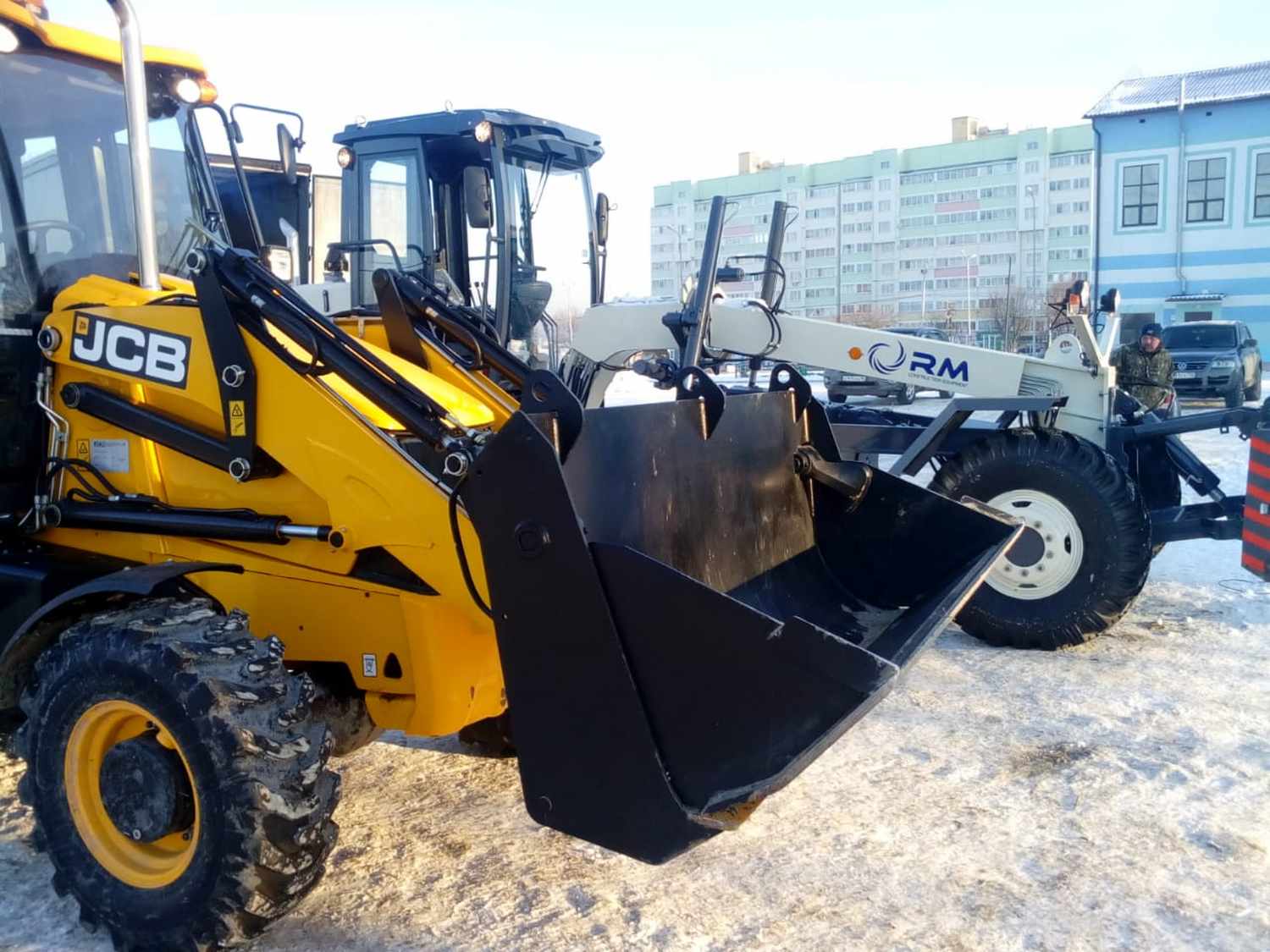 Теперь не работать надо, а пахать, засучив рукава: администрация Арамиля закупила новую спецтехнику для уборки городских улиц