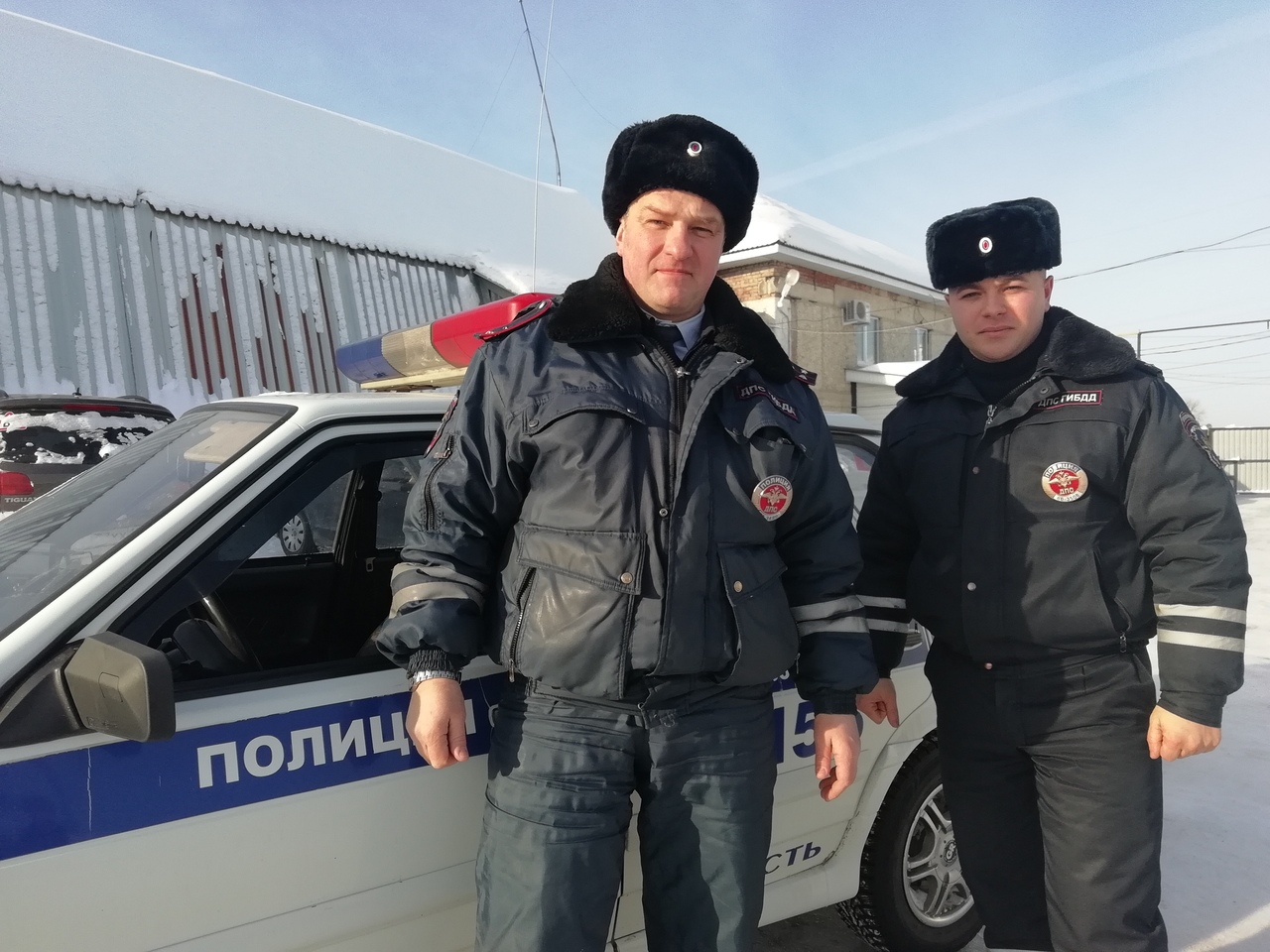 Накормили, обогрели и поддержали морально: инспекторы ГИБДД помогли водителю из Ростова-на-Дону на трассе у Арамиля