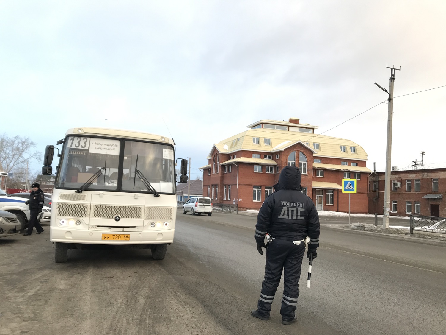 Так они нас и возят… Инспекторы ГИБДД тормозили автобусы в центре Арамиля: за три часа выявили девять нарушений! Так они нас и возят… Инспекторы ГИБДД тормозили автобусы в центре Арамиля: за три часа выявили девять нарушений!