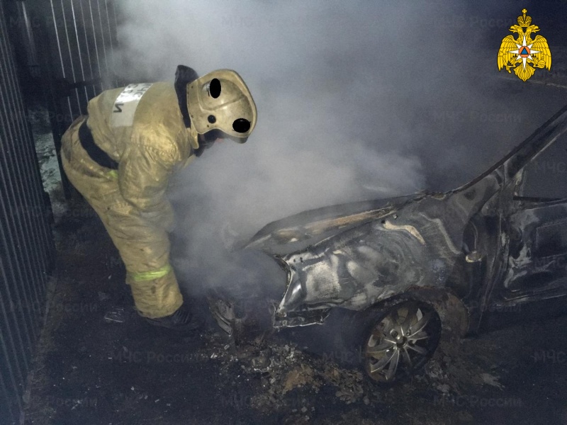 Ночью в Арамиле сгорели автомобиль "Нива" и гараж Ночью в Арамиле сгорели автомобиль "Нива" и гараж