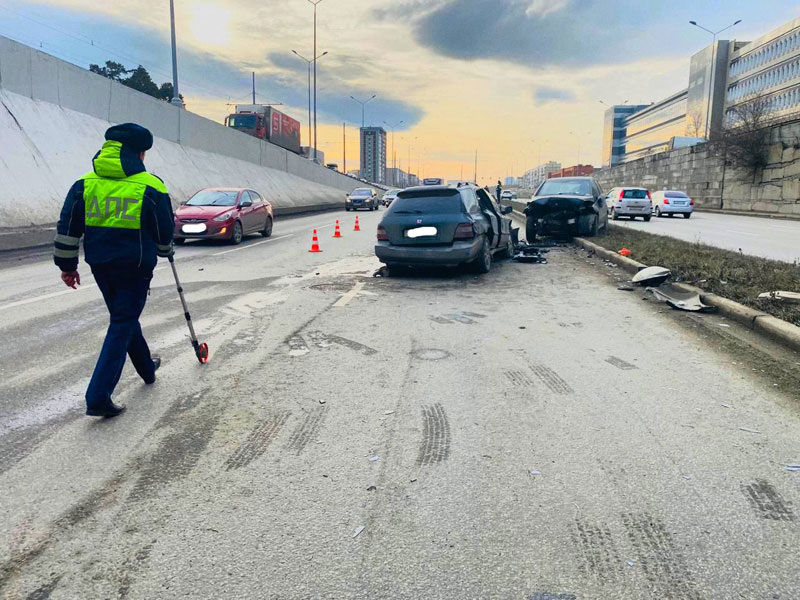 В Екатеринбурге Honda столкнулась с Mercedes и Toyota: два человека пострадали | Два нетрезвых водителя устроили ДТП в Екатеринбурге