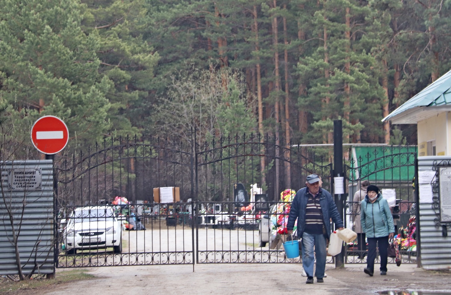 «Идут потихонечку». В Радоницу арамильцы решили пренебречь советами эпидемиологов и просьбой губернатора — на кладбище без толп, но людно