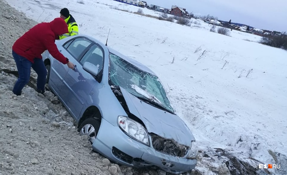 ДТП с переворотом, от которого не застрахованы и вы! На Челябинском тракте у Арамиля на резком и глубоком обрыве дороги перевернулась Toyota