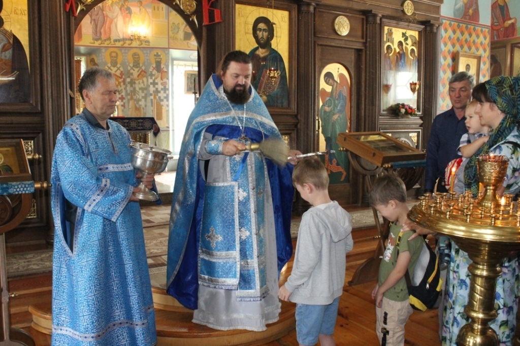 Юных арамильцев напутствовали перед началом учебы — в храме прошел молебен с благословением школьников на получение новых знаний Юных арамильцев напутствовали перед началом учебы — в храме прошел молебен с благословением школьников на получение новых знаний