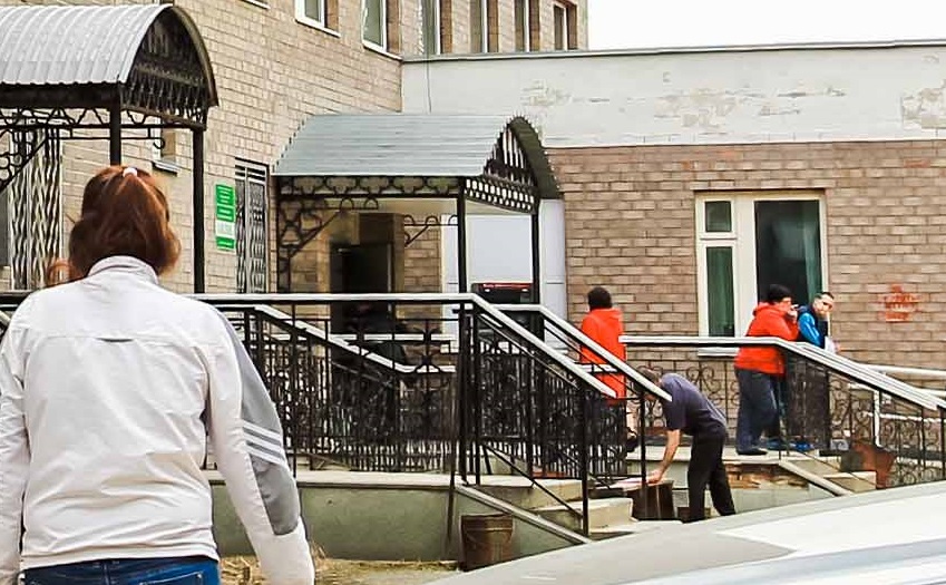 Волонтеры с цветами роз пришли в аптеки и в городскую больницу в Арамиле — вручали фармацевтам и медикам будто бы в благодарность Волонтеры с цветами роз пришли в аптеки и в городскую больницу в Арамиле — вручали фармацевтам и медикам будто бы в благодарность