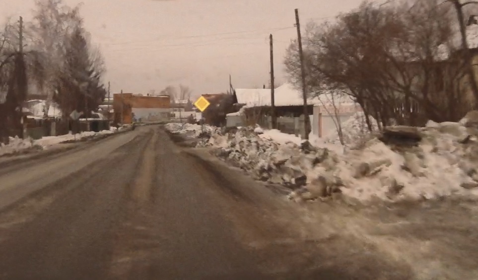 Снежно-дорожный ад. Жители Арамиля возмущены качеством уборки улиц и тротуаров от снега, а в оттепель город может попросту затопить