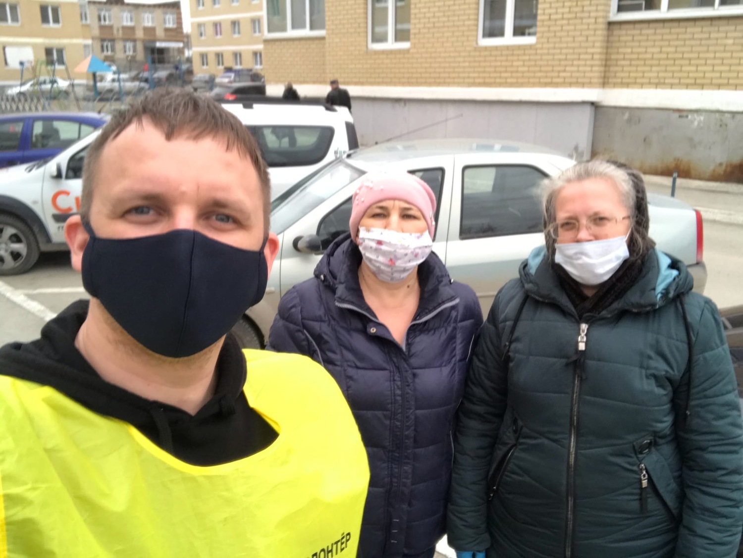 В Арамиле волонтеры помогают доставлять продуктовые наборы пожилым людям и инвалидам. «Молодежь, кому заняться нечем, присоединяемся!» В Арамиле волонтеры помогают доставлять продуктовые наборы пожилым людям и инвалидам. «Молодежь, кому заняться нечем, присоединяемся!»