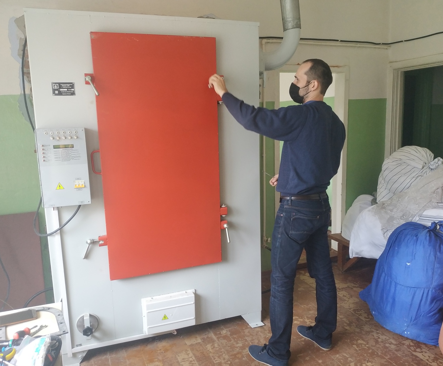 Нет, это не шкаф в Нарнию! Это наша новая дезкамера