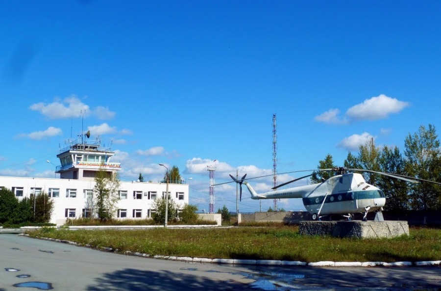 На взлетной аэропорта Уктус на границе с Арамилем экстренно сел небольшой самолет – к месту приземления съехались спасатели и медики На взлетной аэропорта Уктус на границе с Арамилем экстренно сел небольшой самолет – к месту приземления съехались спасатели и медики