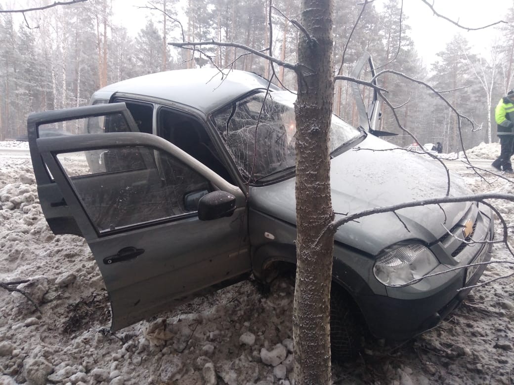 Дедушка в возрасте, до которого в наши дни не все доживают, за рулем «Шевроле Нива» съехал в кювет на Челябинском тракте и перевернулся