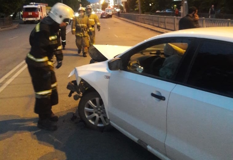 Спасатели приехали к месту ДТП на арамильской ул. Пролетарской — здесь в столкновении легкового автомобиля и мотоцикла пострадал человек Спасатели приехали к месту ДТП на арамильской ул. Пролетарской — здесь в столкновении легкового автомобиля и мотоцикла пострадал человек