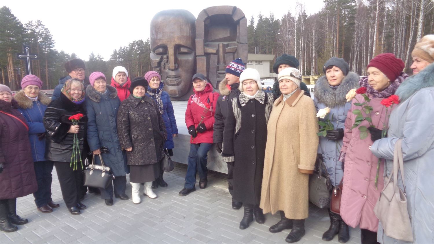 И ничего смешного. Почему председатель совета ветеранов Арамили Надежда Перевышина весело улыбается на месте, где надо быть серьезным?