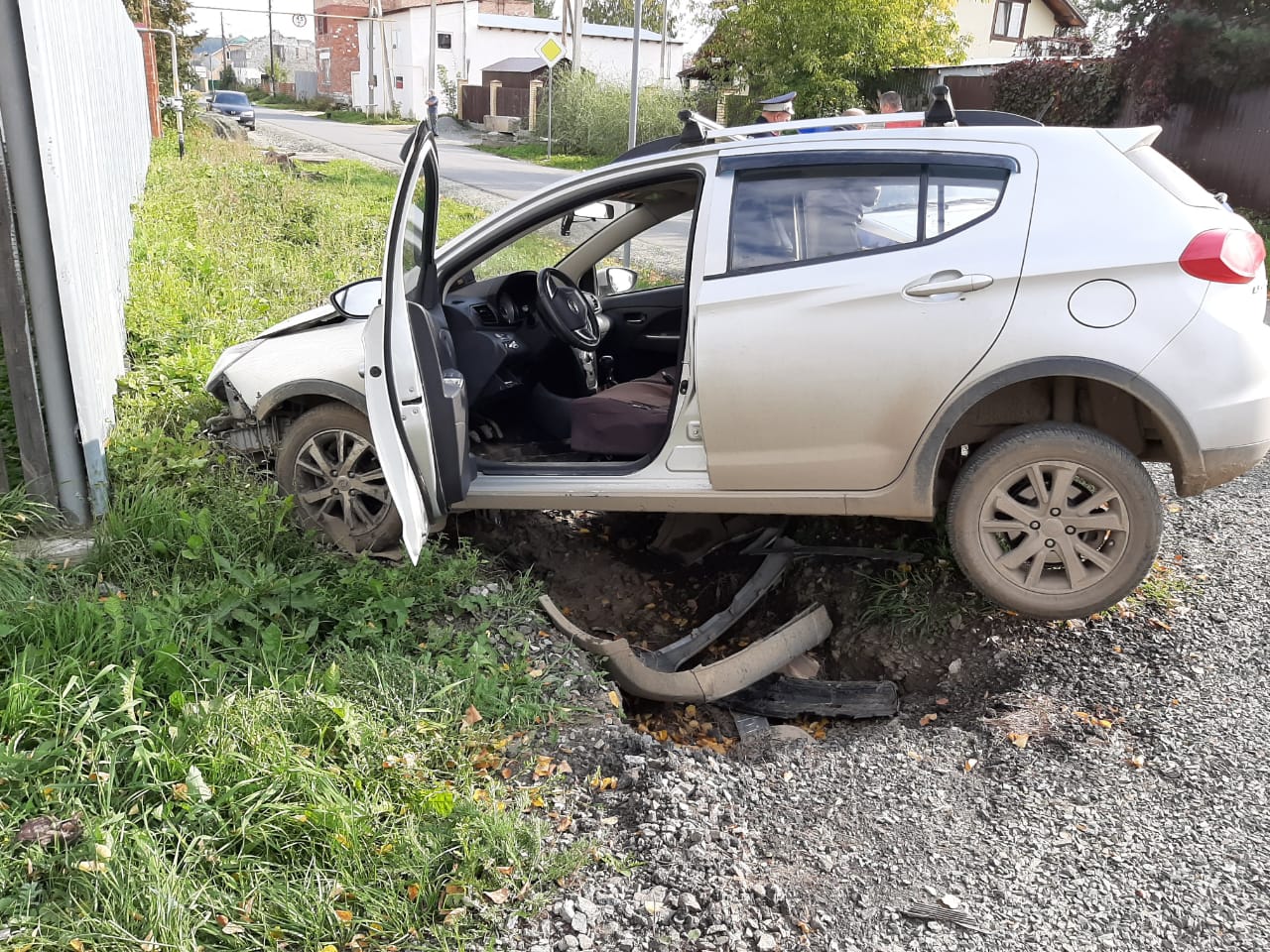 «Лифан» и «Приора» расхлестались в центре Арамиля. В жестком ДТП пострадала 16-летняя девочка. Кто виноват, по мнению дорожной полиции? «Лифан» и «Приора» расхлестались в центре Арамиля. В жестком ДТП пострадала 16-летняя девочка. Кто виноват, по мнению дорожной полиции?