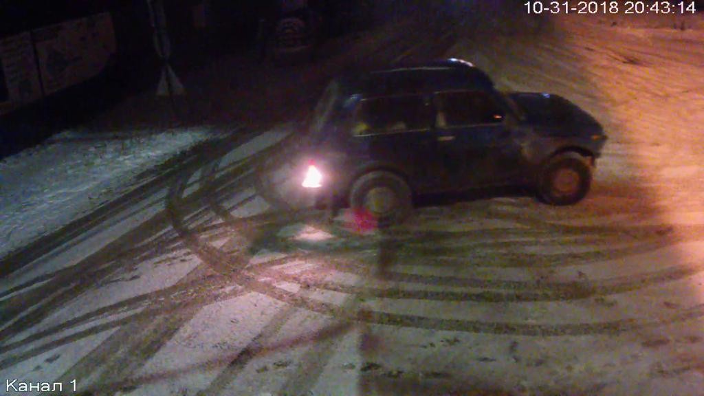 Сысертские гаишники ищут водителя Нивы, который въехал в Ладу Гранта на ул. Пролетарской в Арамиле и скрылся, но попал "под прицел" камеры