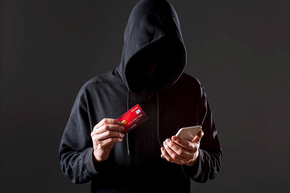 В Арамиле мошенники выманили у супружеской пары почти 400 тысяч рублей