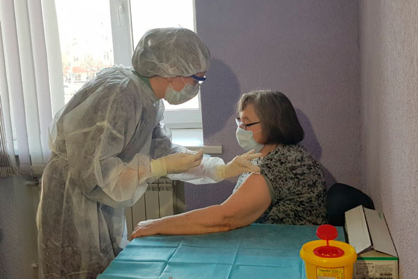 Сысертская больница вакцинирует против COVID-19 на дому социально незащищенных жителей