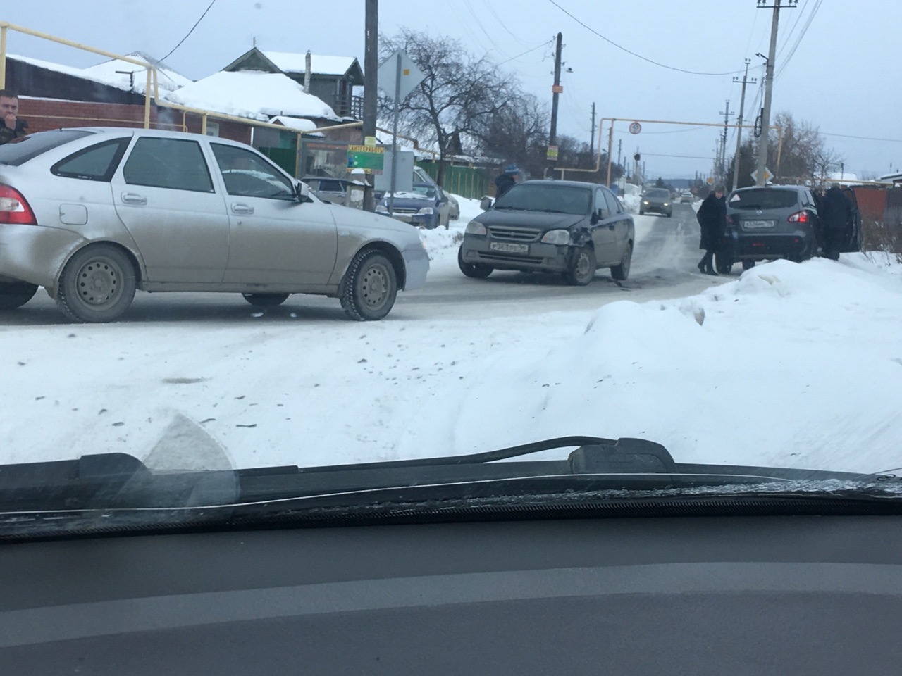 Коммунальщики не убирают, власти забыли, автомобилисты спешат — и вот результат. Пустяковое ДТП на многострадальной ул. Колхозной в Арамиле