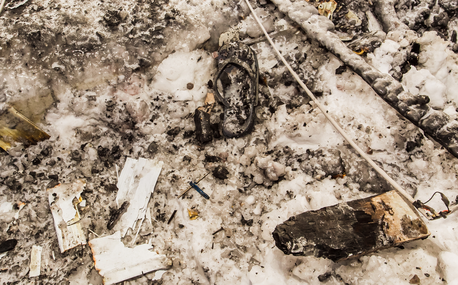 Пожар в Арамиле: на пяти «квадратах» загорелся мусор в заброшенном здании. Потушили буквально за три минуты... Пожар в Арамиле: на пяти «квадратах» загорелся мусор в заброшенном здании. Потушили буквально за три минуты...