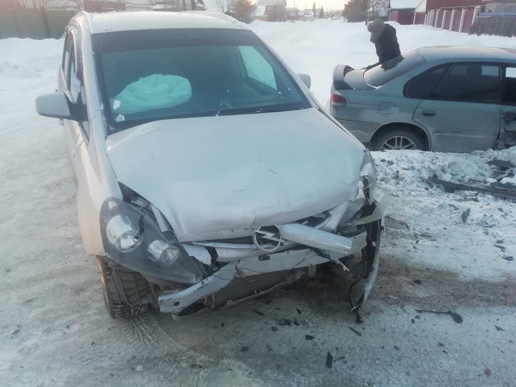 На перекрестке в арамильском частном секторе расхлестались «Субару» и «Опель»: в одной из машин были трехлетний мальчик и грудная малышка