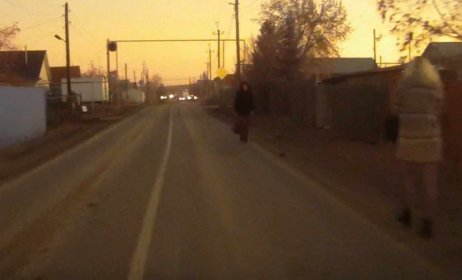 Как водитель в Арамиле в пер. Северном и на ул. Колхозной за полминуты чуть четырех человек не сбил — даже маму с грудным ребенком в коляске