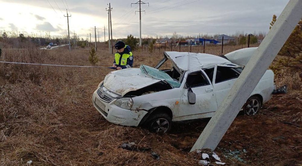 В Арамиле нетрезвый водитель на «Ладе Приоре» съехал с дороги, пострадали два человека | Пьяный водитель устроил ДТП в Арамиле, пассажирка и водитель в больнице