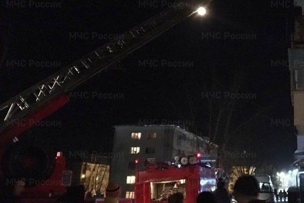 Ночью в Арамиле в пятиэтажке загорелась квартира. 6 человек спасены Ночью в Арамиле в пятиэтажке загорелась квартира. 6 человек спасены