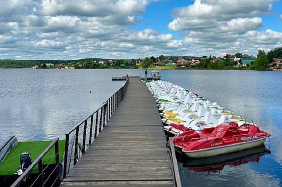 На Сысертском водохранилище выявили базу маломерных судов без регистрации | Прокуратура выявила нелегальную базу для катамаранов на Сысертском водохранилище