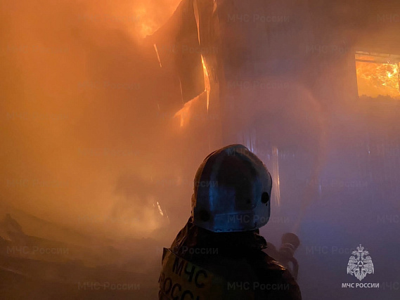 Огонь уничтожил всё: под Сысертью пламя охватило более тысячи квадратных метров | В Сысертском округе сгорели три грузовика и склад