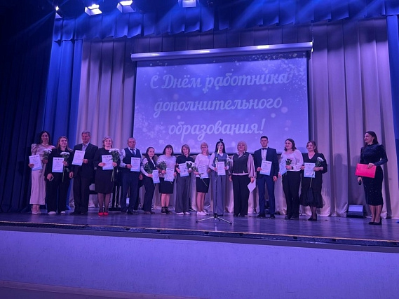 В Арамиле отметили сразу три праздника педагогов — кто получил награды | В Арамиле прошёл праздник для педагогов с наградами и концертной программой