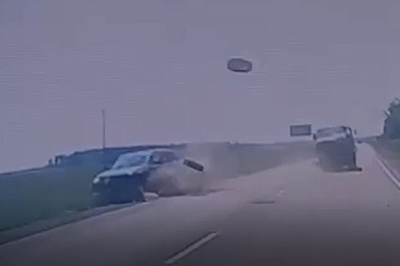 Под Арамилем у грузовика на ходу отвалилось колесо и влетело в кроссовер